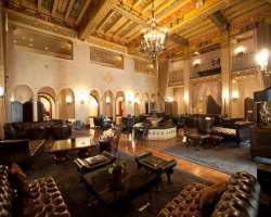 There are 12 stories in the building. These 12 flo There are 12 stories in the building. These 12 floors include 300 rooms, out of which there are 63 suites. It boasts of the view of the iconic